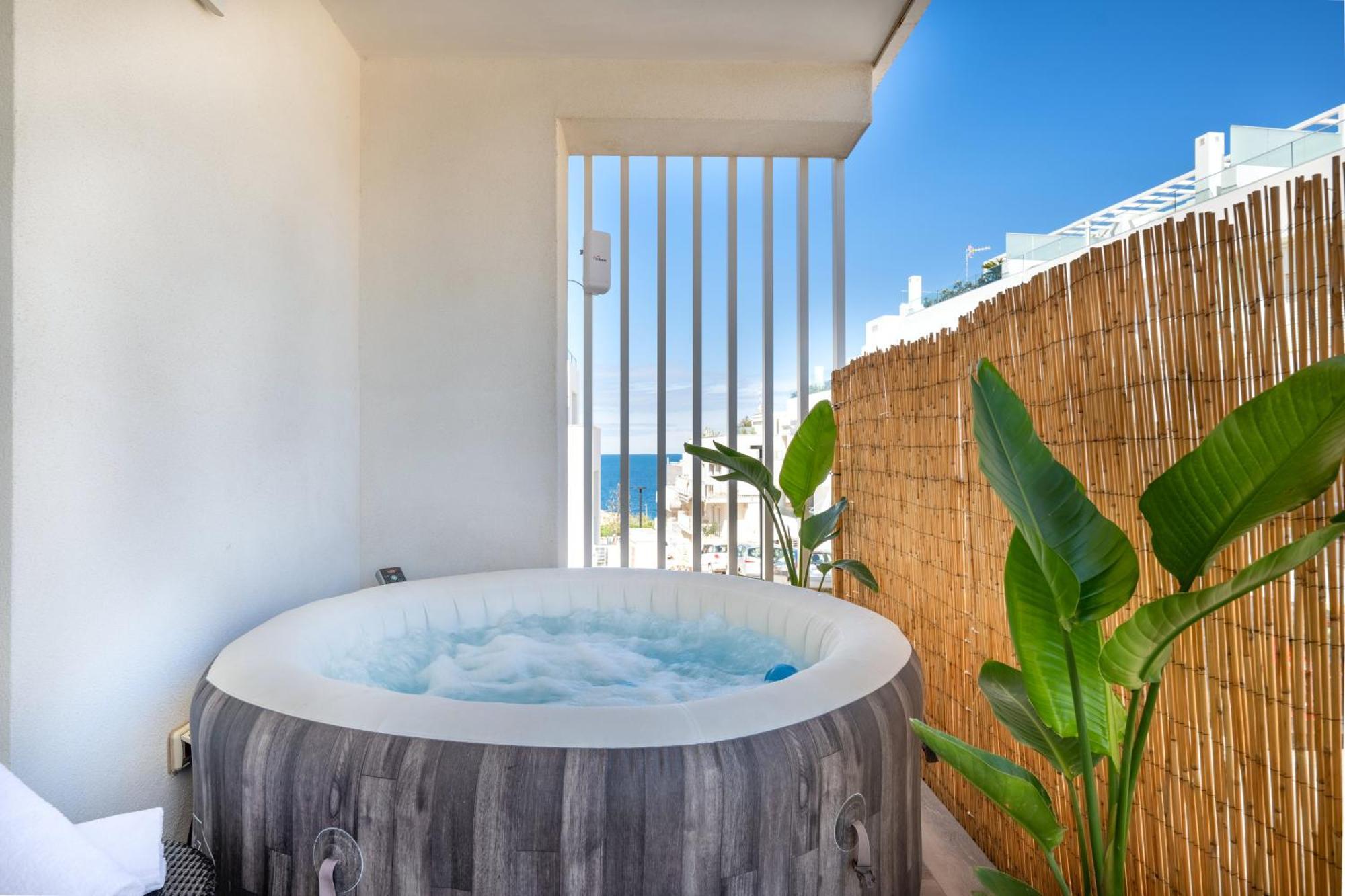Exclusive Deluxe Apt Up To 6 People & Heated Tub Полиняно а Маре Екстериор снимка